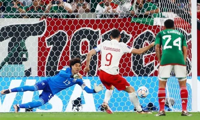本轮英超，曼城2-1逆转击败卢顿结束4轮不胜，不过赛后的大部分焦点在瓜迪奥拉身上，他被拍到在半场结束时斥责第四官员没有多给时间，此后他又离开自己的区域庆祝进球。